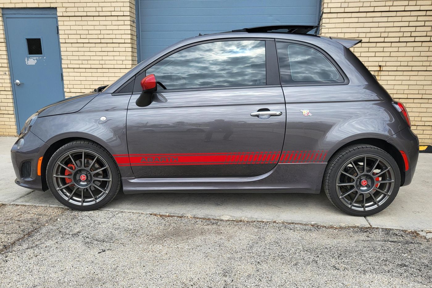 2015 Fiat 500 Abarth — view 3