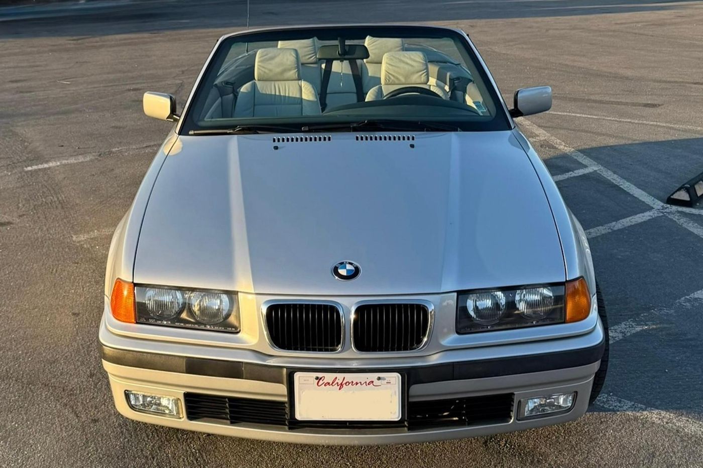 1999 BMW 323i Convertible — view 2