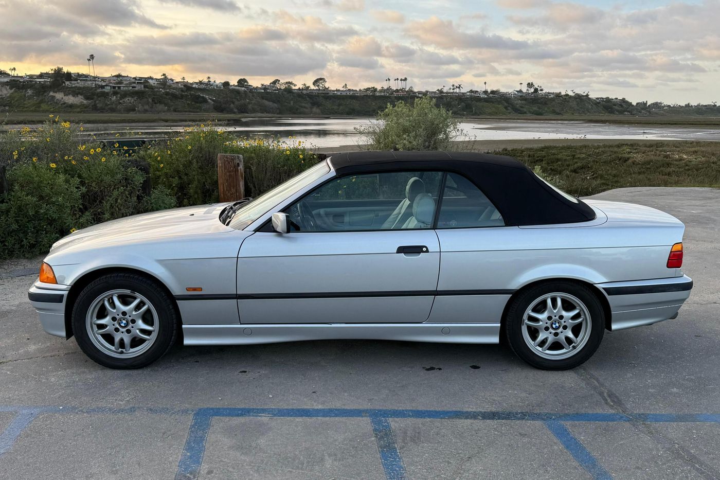 1999 BMW 323i Convertible — view 3