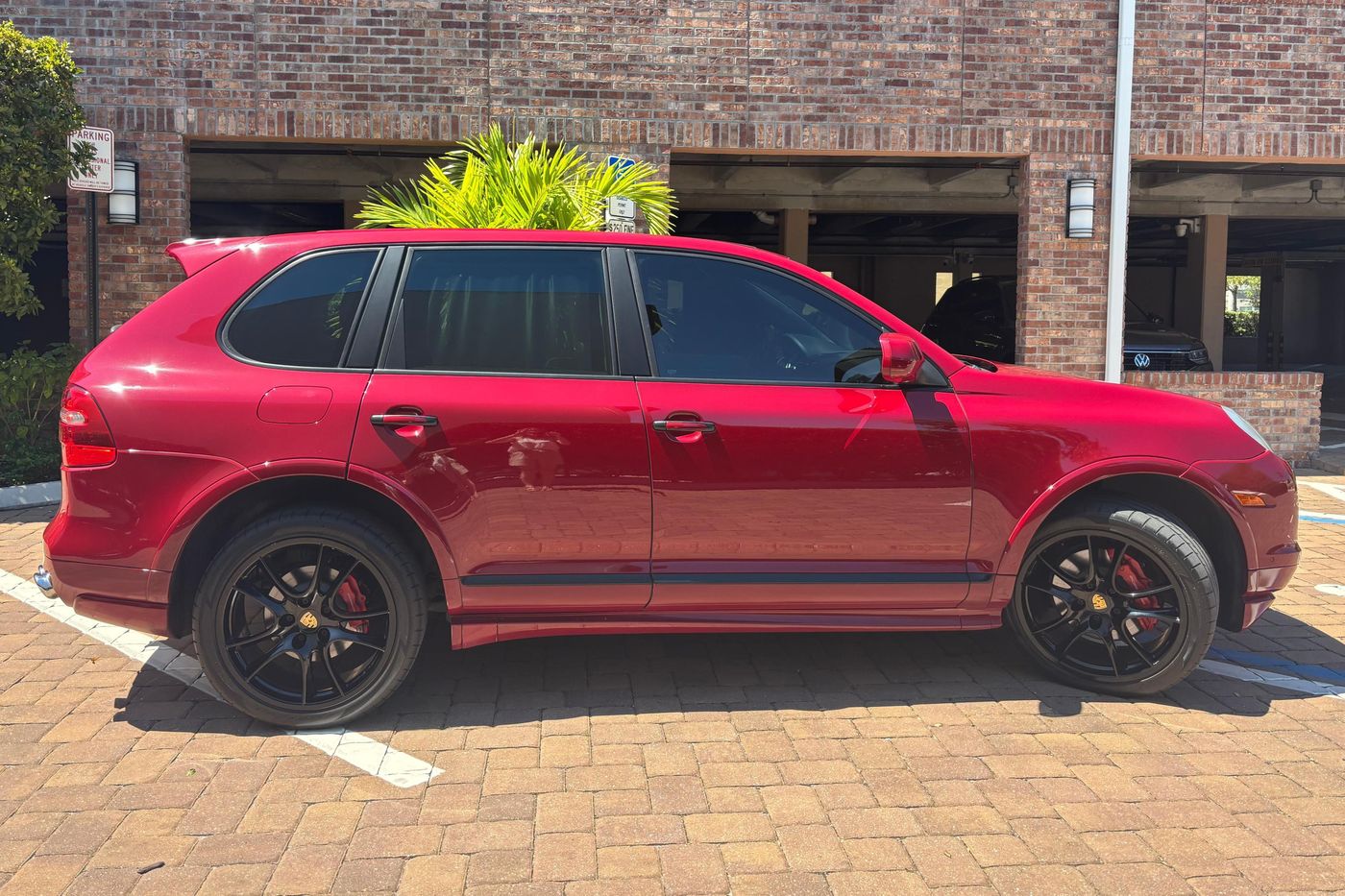 2009 Porsche Cayenne GTS — view 3