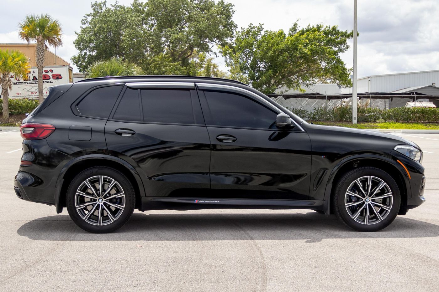 2020 BMW X5 M50i — view 3