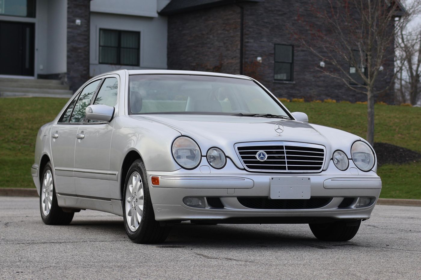 2000 Mercedes-Benz E320 Sedan — view 2