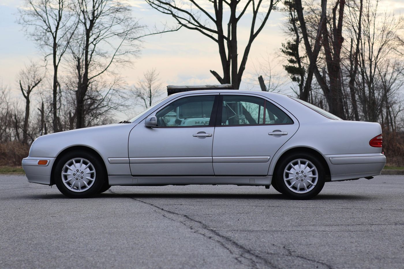 2000 Mercedes-Benz E320 Sedan — view 3